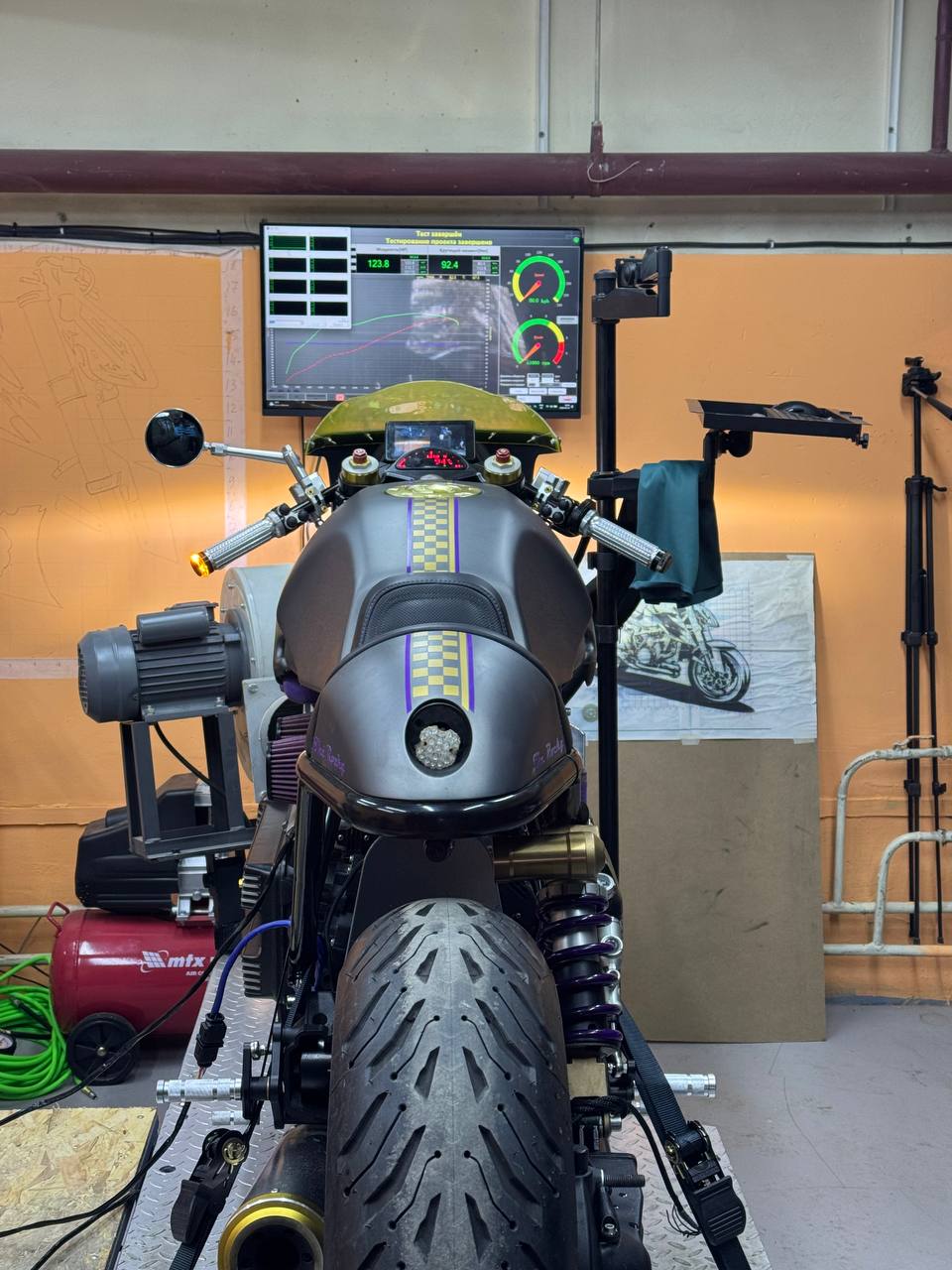 BMW motorcycle in 101DYNOLAB